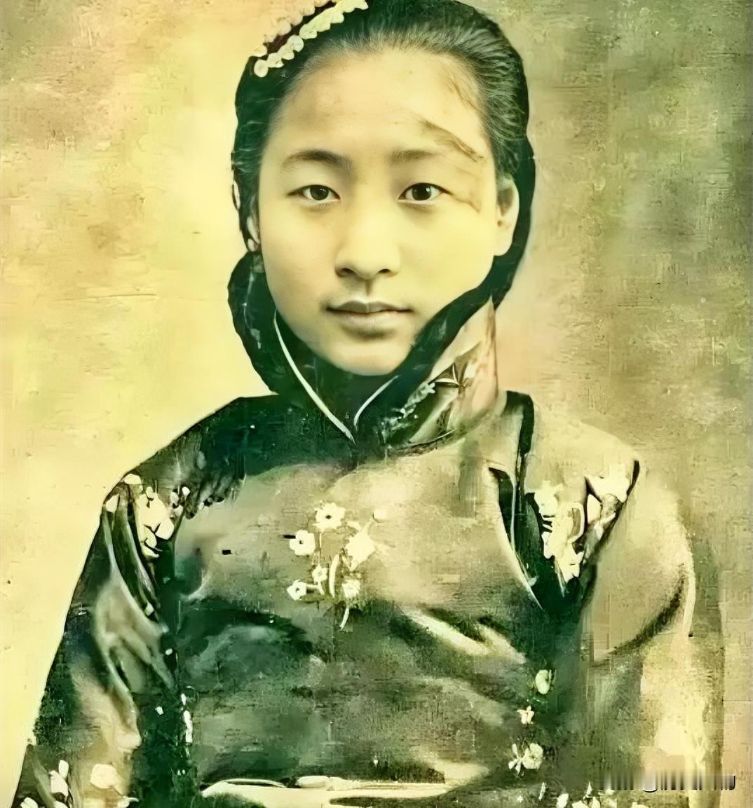 小凤仙原名朱筱凤，出生于浙江杭州，原本出身武官家庭，生母为偏房，在家中备受排挤。