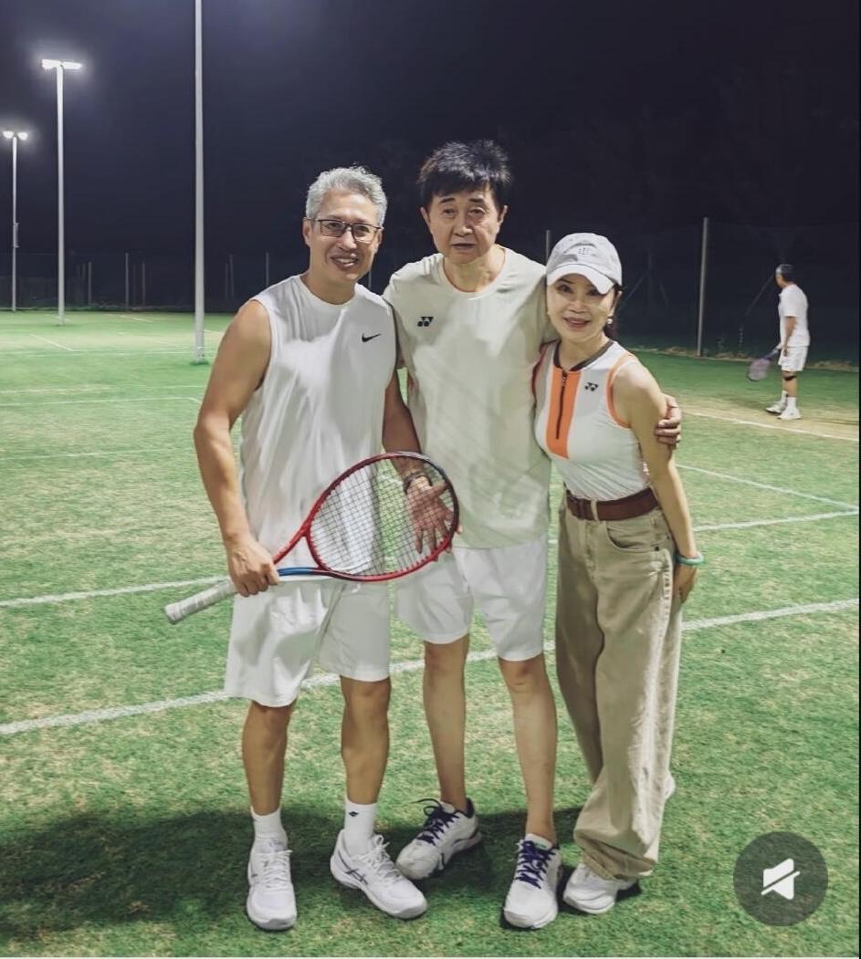 快60岁歌手任静这状态和气质，真的太绝了。没了美颜滤镜，她一样美的自然，美的大方
