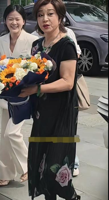 刘晓庆又出镜了。虽然皮松肉垮的，但是，人家刘晓庆的轮廓仍然在线，仍然是一个漂亮的