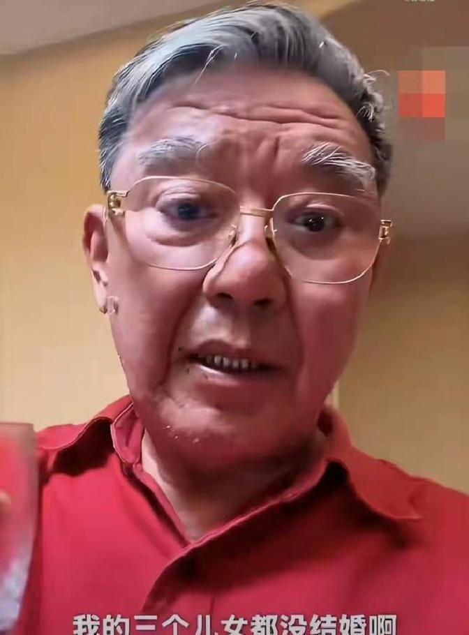 73岁的李立群最近在网上发了个视频，头发花白，脸上的皱纹藏不住那份心事重重的模样