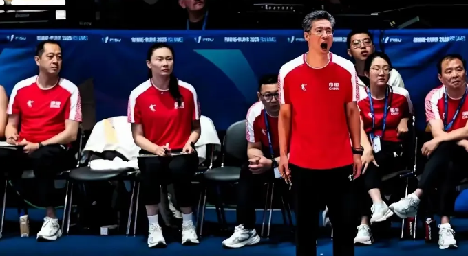 北师大教授李笋南揭开了中国女篮遮羞布7月26日，中国女篮在大运会以