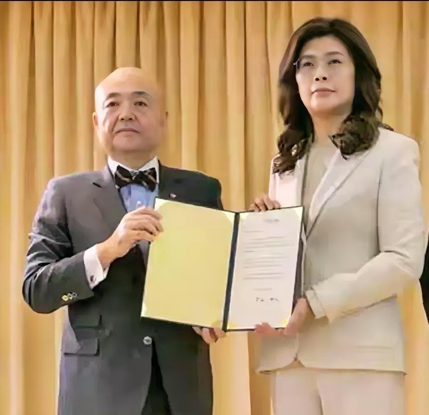 日本故意在我们的伤口上撒盐，而台湾那个百年老党的女主席也彻底不装了，明知道7月3