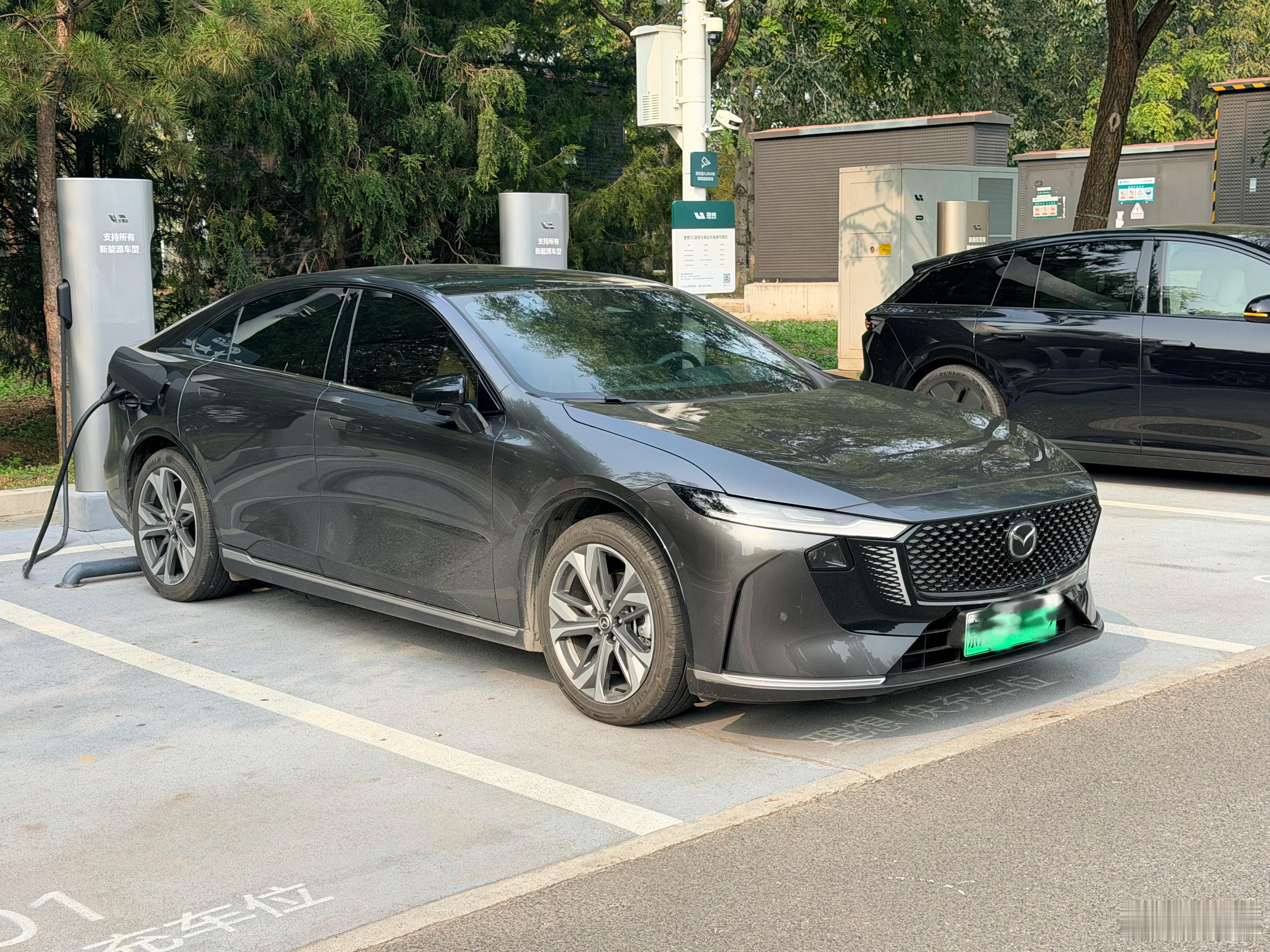 好像还是第一次看见野生马自达EZ-6，真车还是有一点点马自达味儿的。这车其实是比