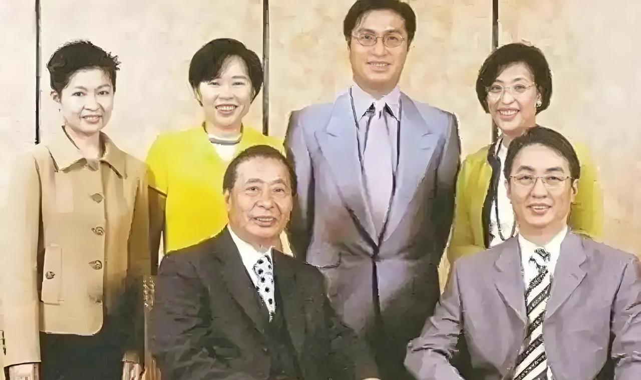 李兆基有2个儿子3个女儿，大儿子李家杰出生于1963年，性格比较沉稳低调，不喜欢