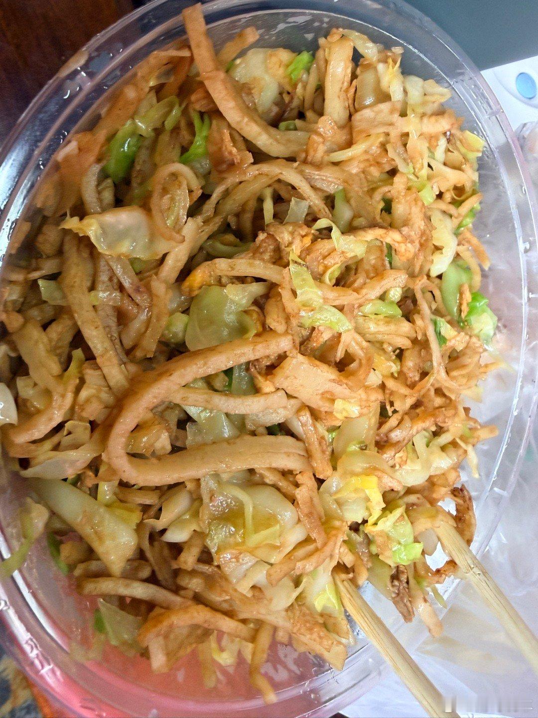 又要到饭了兄弟们今天这个叫炒饼。。。。嗯可能很多人没见过就是用圆白菜加鸡蛋炒