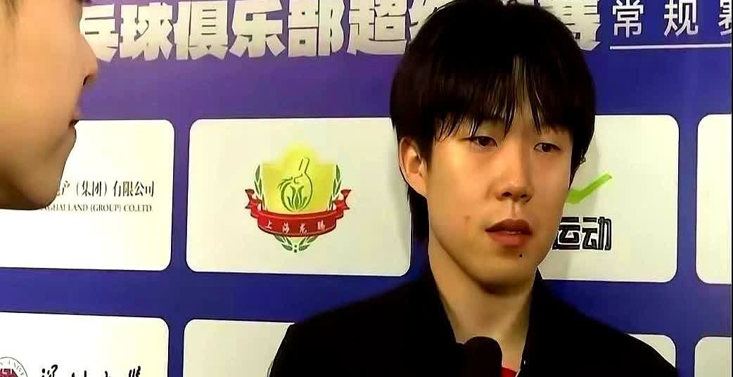 鹰眼不开，是他最狠的回应2025年这场球，孙闻把球藏在袖子后发球，裁判没
