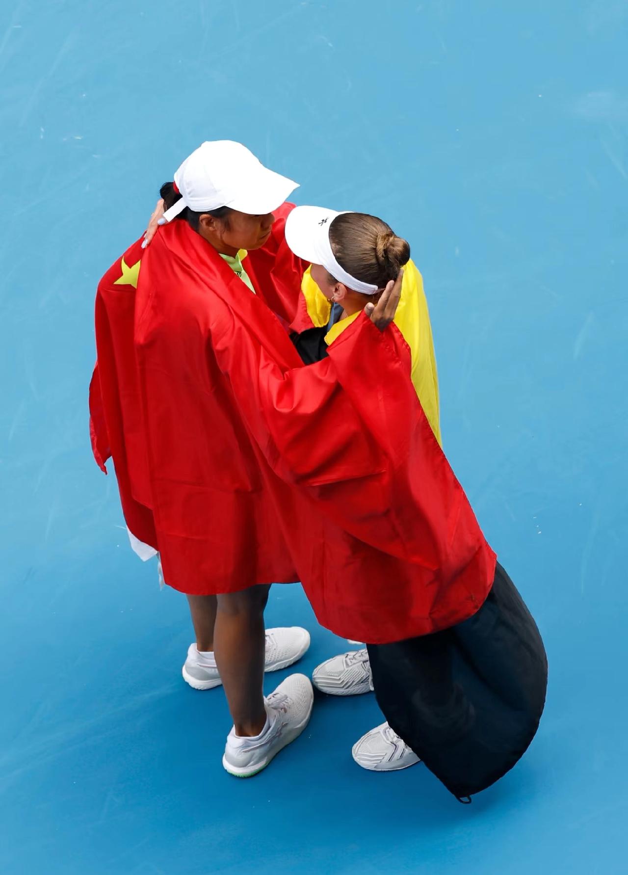 中比国旗因她们而“相拥”，这份荣耀属于张帅和梅尔滕斯！🎉刚刚结束的2026年