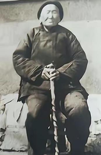 1941年，一位老妇人请汉奸侄子吃饭，突然压低声音问道：“侄儿，能不能给我弄3