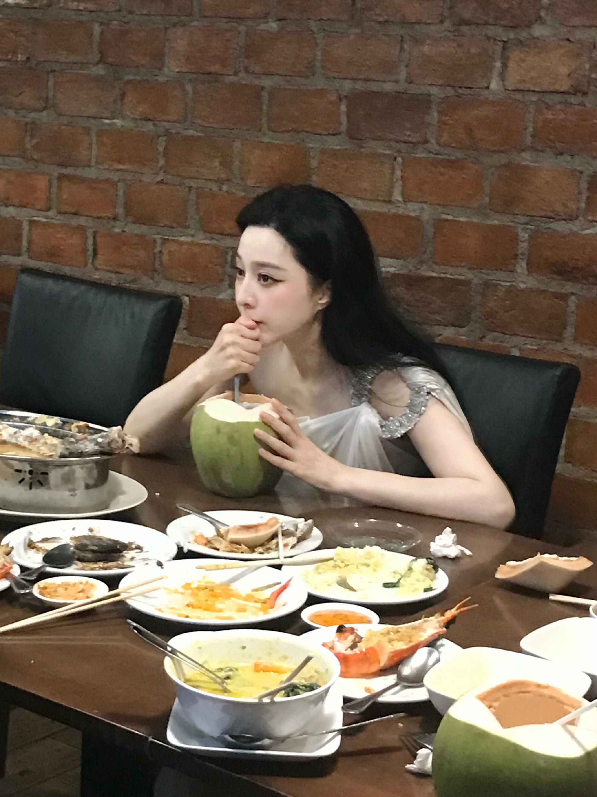 天呢这竟然是冰冰两天前的照片跟年轻的时候毫无差别这个女人好像都不会老的….
