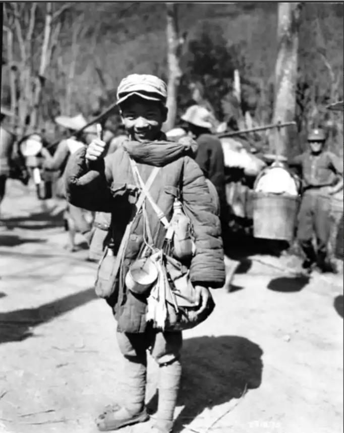 1935年，罗玉琪掉队了，在草地上，一个人，周围是水是草是泥，远处没有声音，也看