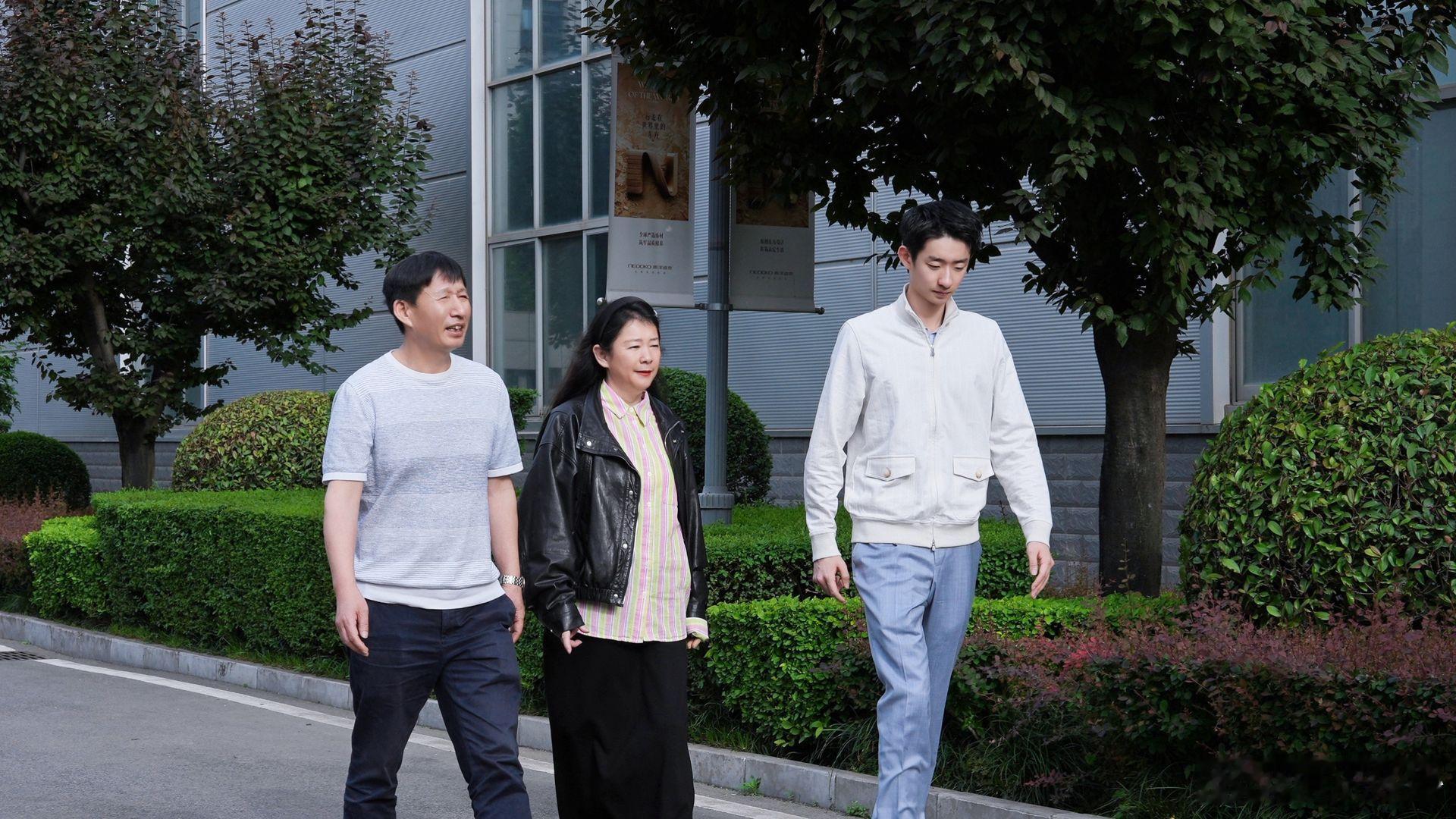 致敬冠军吴宜泽背后的普通妈妈夺冠瞬间，吴宜泽第一时间冲向看台上的父母，泣不成声。