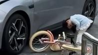 江西一个小女孩骑车撞上了汽车，她就站在原地给车鞠躬道歉，随后男子来了就说“妹妹”
