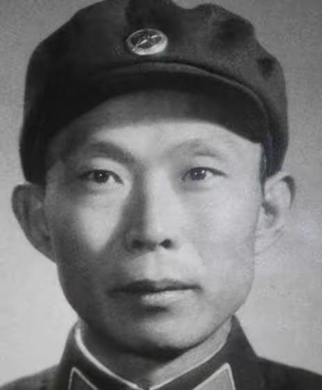 1976年，胡炜以军委办公厅主任的身份，最后一次走进会议室，彼时的他浑然不觉，是