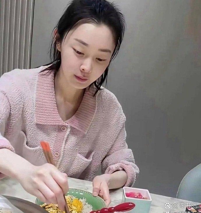 宋轶没化妆照片火了，网友沸腾，鼻子成焦点