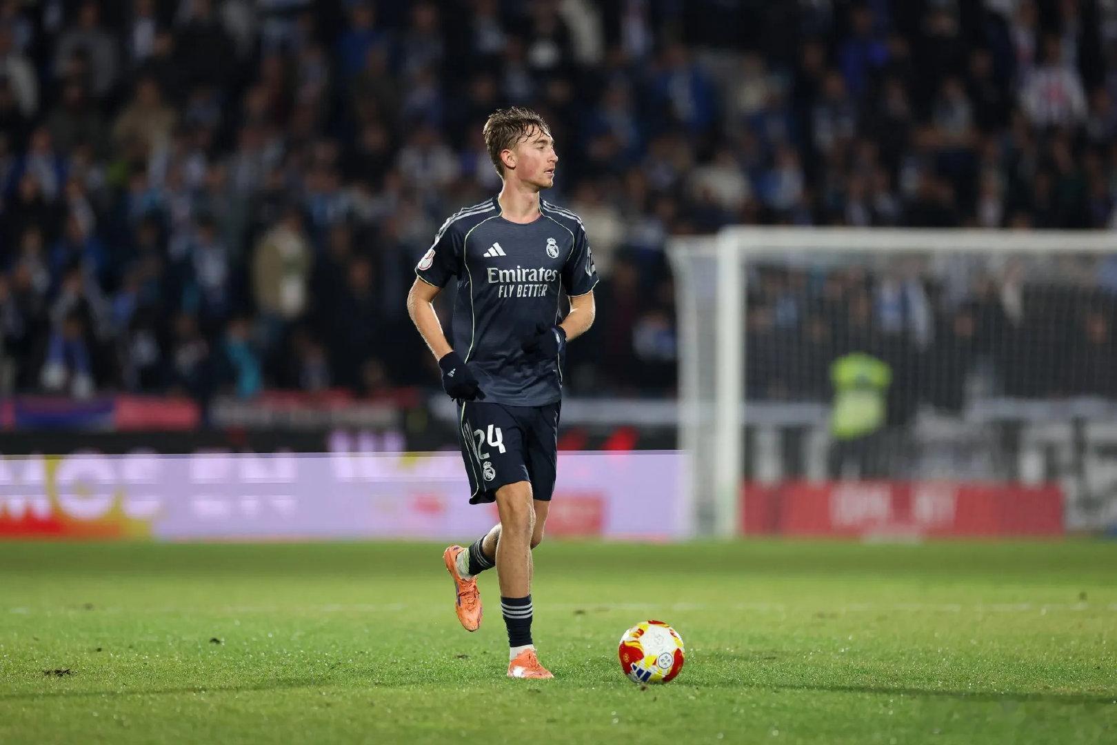 【世界杯位置不保？】《马卡报》：皇马后卫赫伊森因伤缺席了西班牙国家队近期的比赛，