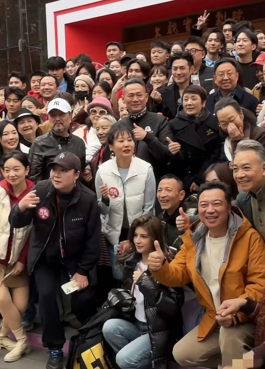 众星云集：着实尴尬呀，我只认出了状态颇佳的果靖霖，手遮口鼻的奚美娟，喜容绽放的严