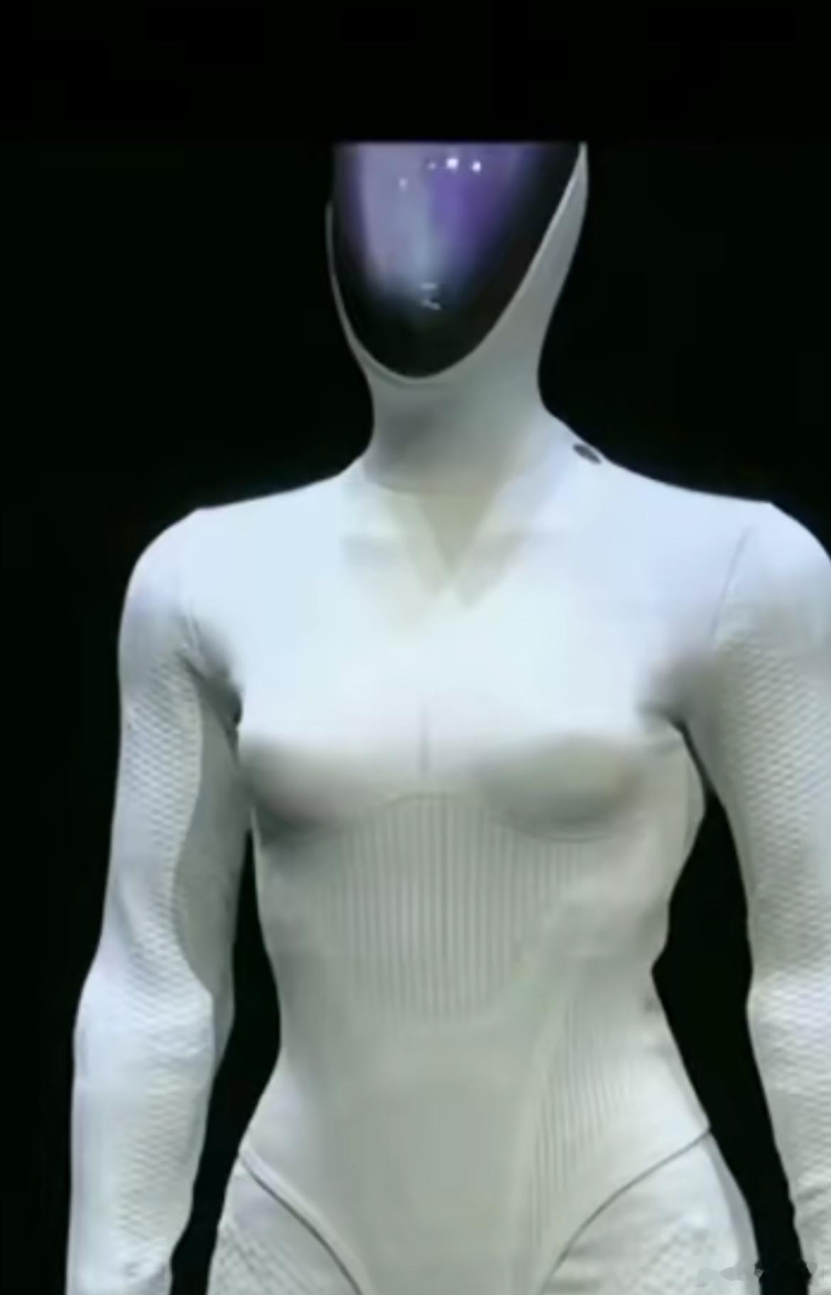 小鹏的IRON机器人亮相，走路的姿态和人相差无几。不过也难怪网上很多人说这实际是