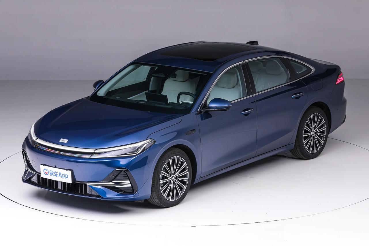 吉利银河A7，出个纯电版，卖9.98万，销量能飞上天。银河A7，车长4918