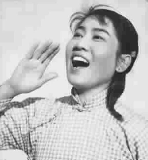 1962年，毛主席在专列上翻阅《大众电影》。他戴着老花镜，一页一页翻得很慢，看到