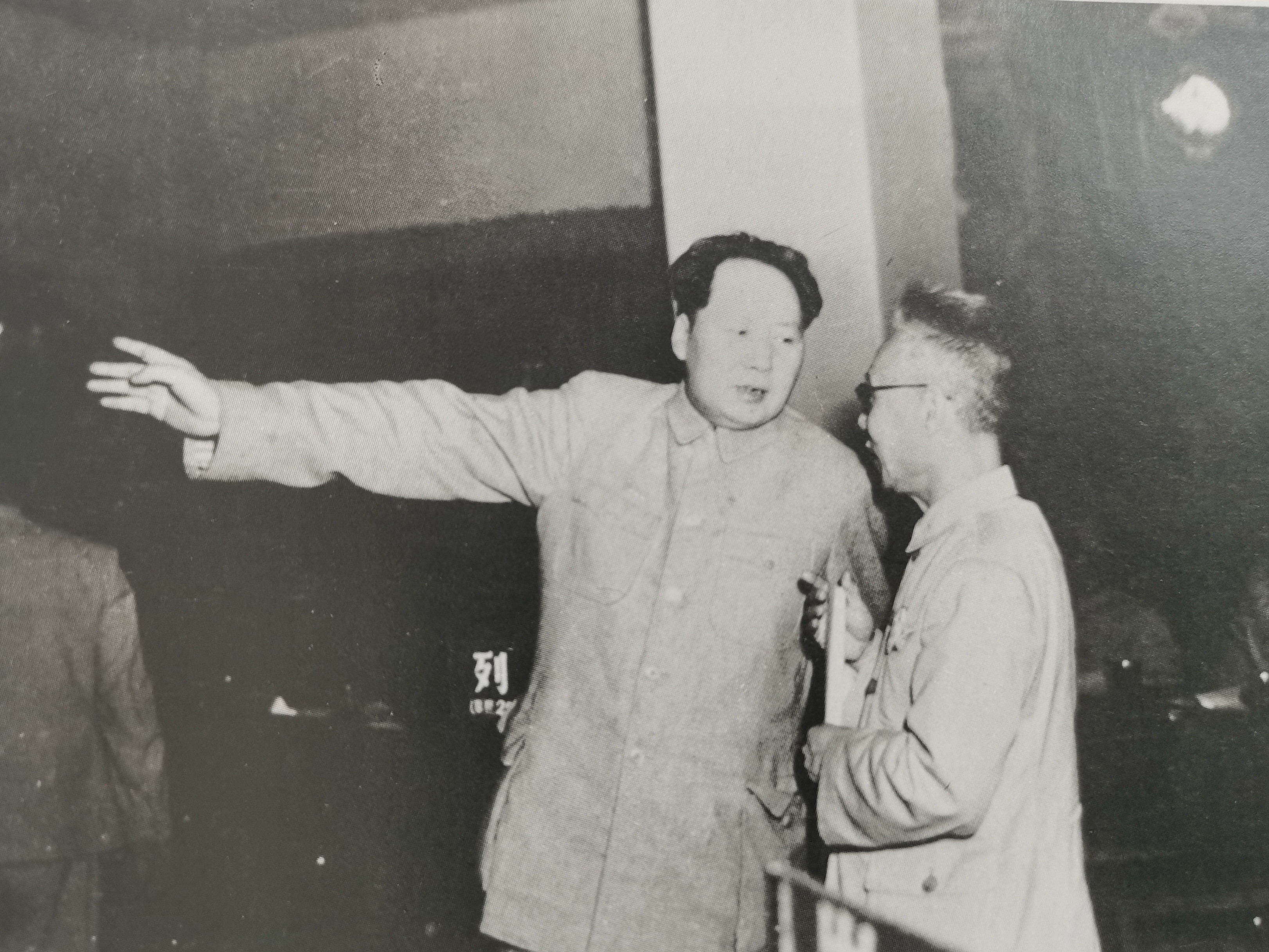 毛主席为什么要挥手，他面前的那个人是谁？他叫马叙伦，是新中国的教育部长。这是19