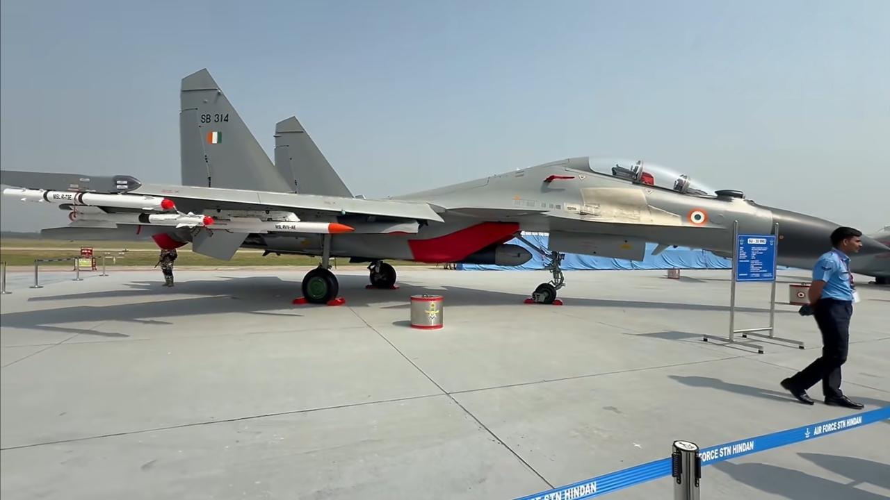 印度空军节公开展示苏-30MKI战斗机。机翼下挂载的空空导弹还是早期的R-73和