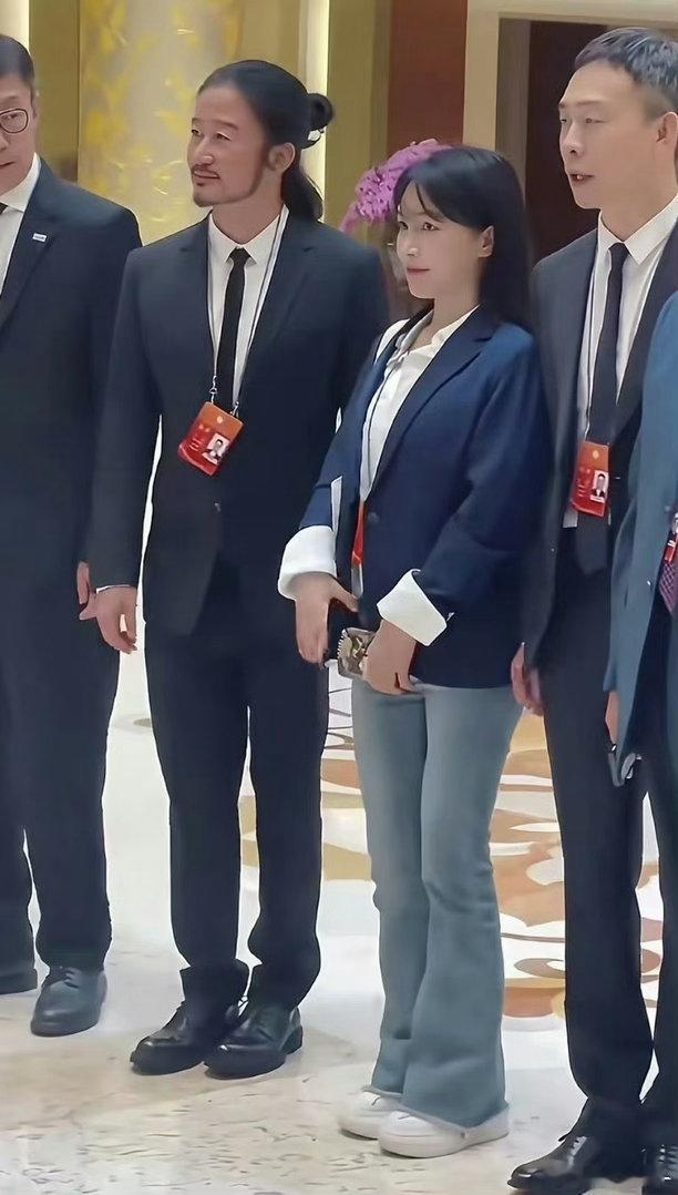李子柒真的很厉害，凭自己的能力，一个老人带大的农村姑娘，能混到今天这个样子，相当