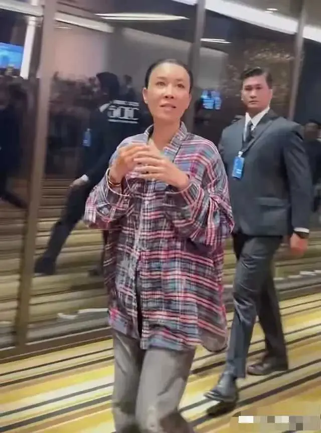 和路人无区别，又老又黑，这是哪位明星啊？一路走过来，保镖无数，这是谁？又黑又