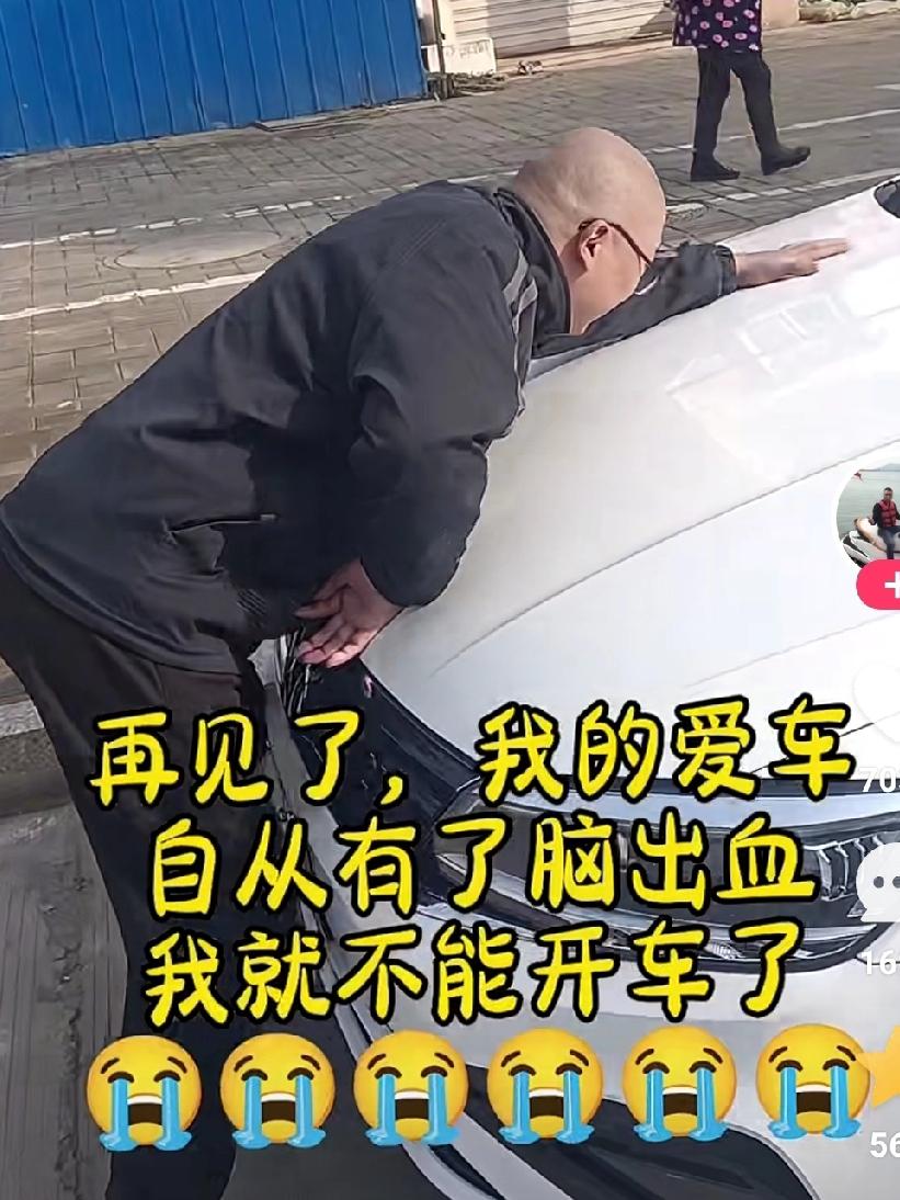 男儿有泪不轻弹，只是未到伤心处！男子趴在车上嚎啕大哭，看到他抚摸车的那一瞬，令