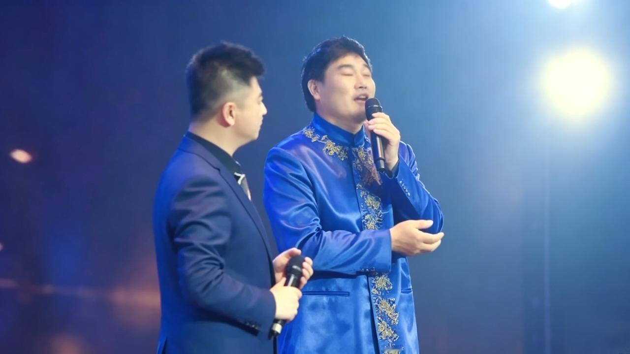 只当大衣哥是歌手，他的情商水平你怎么看？不少人只知道大衣哥歌唱得好，可面对层