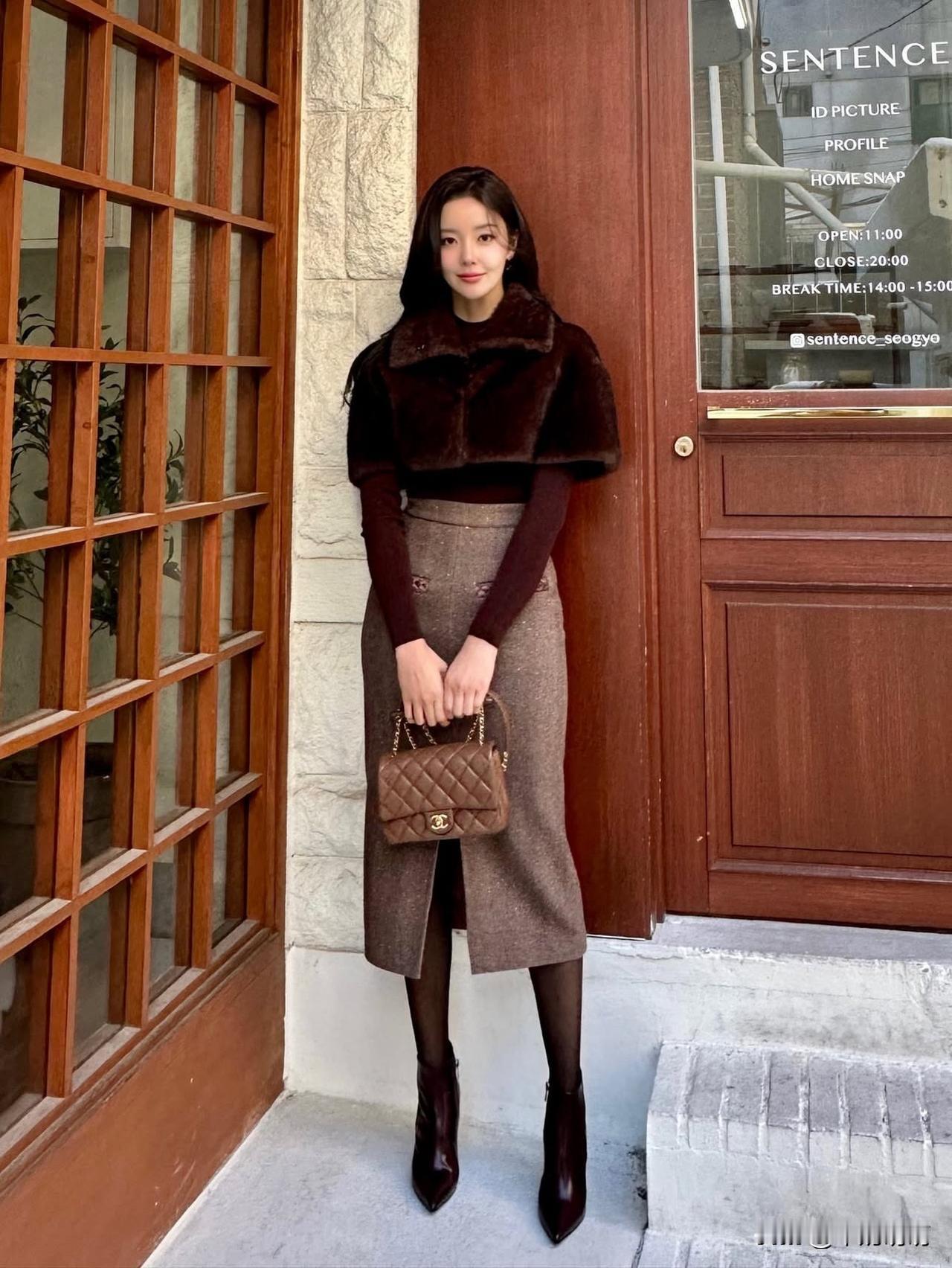 优雅秋日穿搭，棕色裙装搭配高领毛衣，时尚又温暖。怎么穿搭会让人比较显温柔有气质