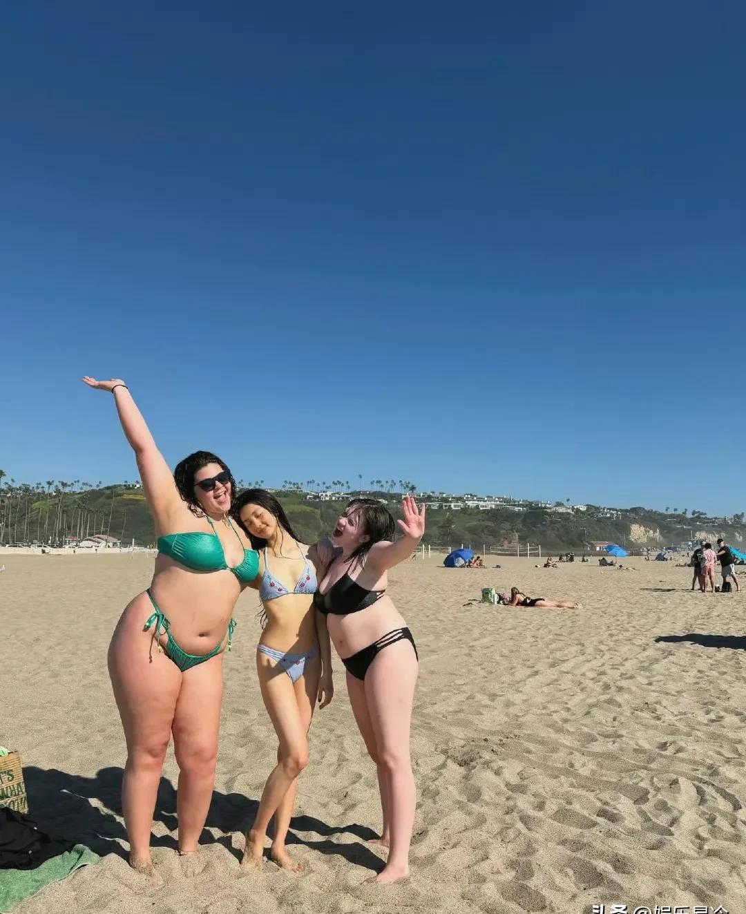 黄多多，海边比基尼照又炸了。近日，20岁的黄多多在海外社交平台分享了一组海边度