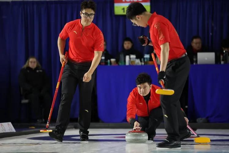 中国冰壶男队逆袭日本，搭上米兰冬奥会末班车北京时间12月12日，中国男子冰