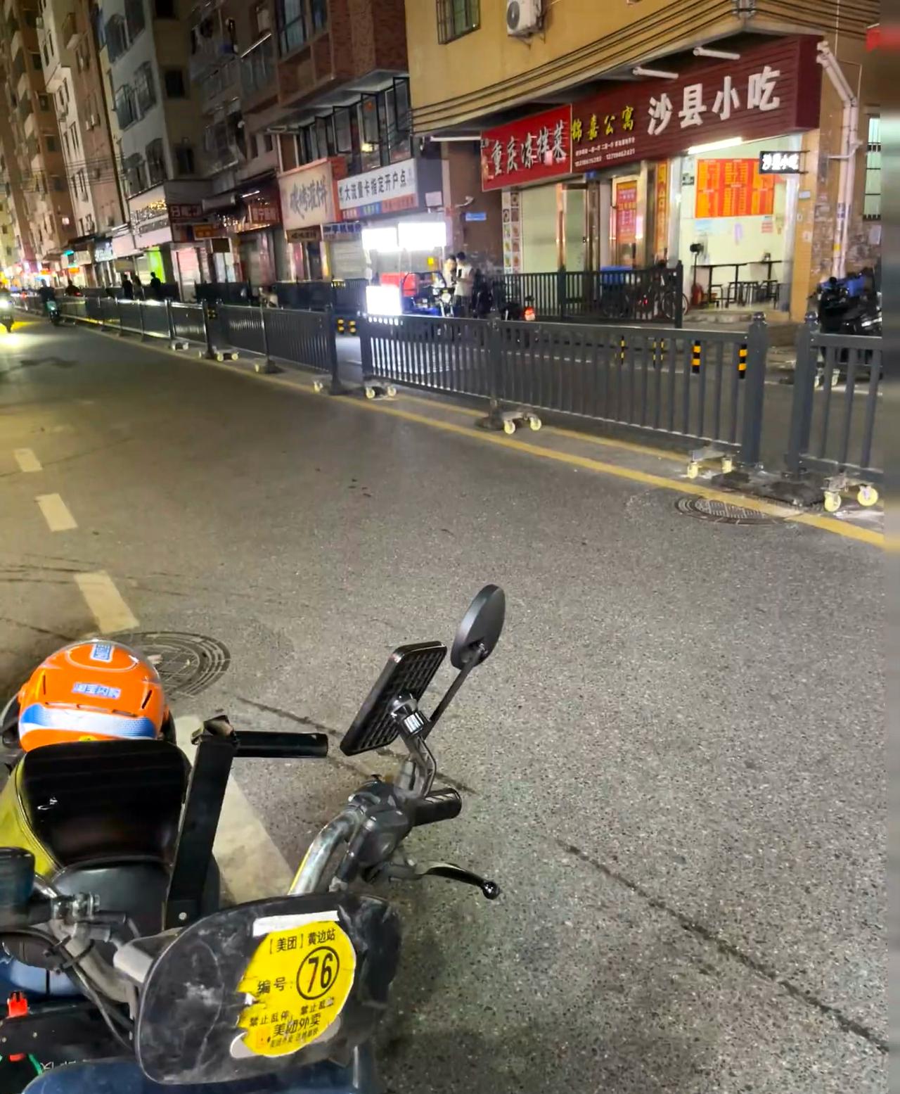 嘉禾望岗夜市完蛋了别说夜市完蛋了，那一条街的商户都倒大霉，本来人行道就窄还装