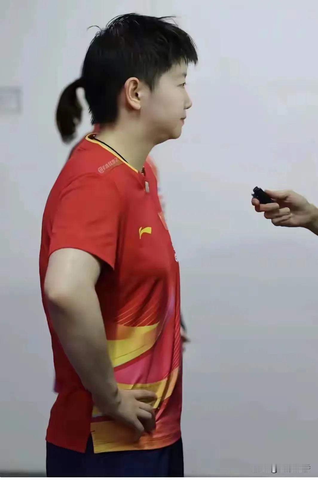 莎莎旁边站着谁啊这摄影师拍的可真好玩不过就是这样也不影响莎莎的可爱你们说对