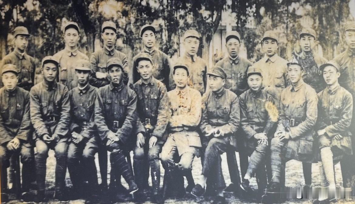 卢胜（1911-1997），广东琼海人，马来亚归侨。解放战争中历任旅政委、师长、