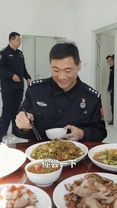 看哭了！戍边民警10多年没回家过年，几天前，单位食堂安排了一道“特色菜”！不料，