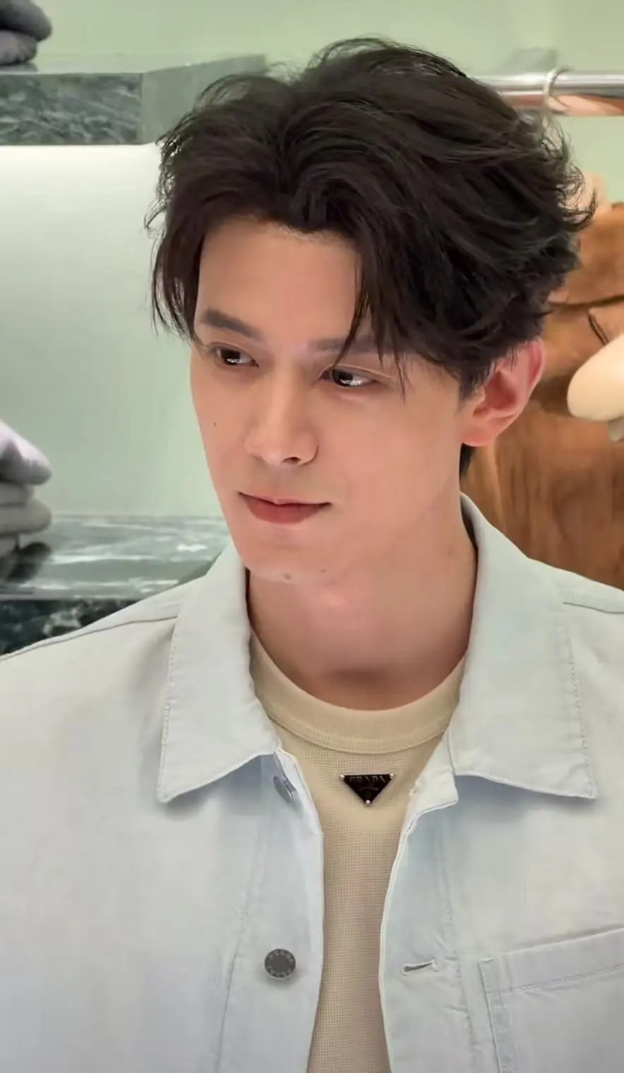 曝邓凯深夜看女主播邓凯失去了剧里滤镜，感觉一般般，有点显老，这个线下真的有点诈骗