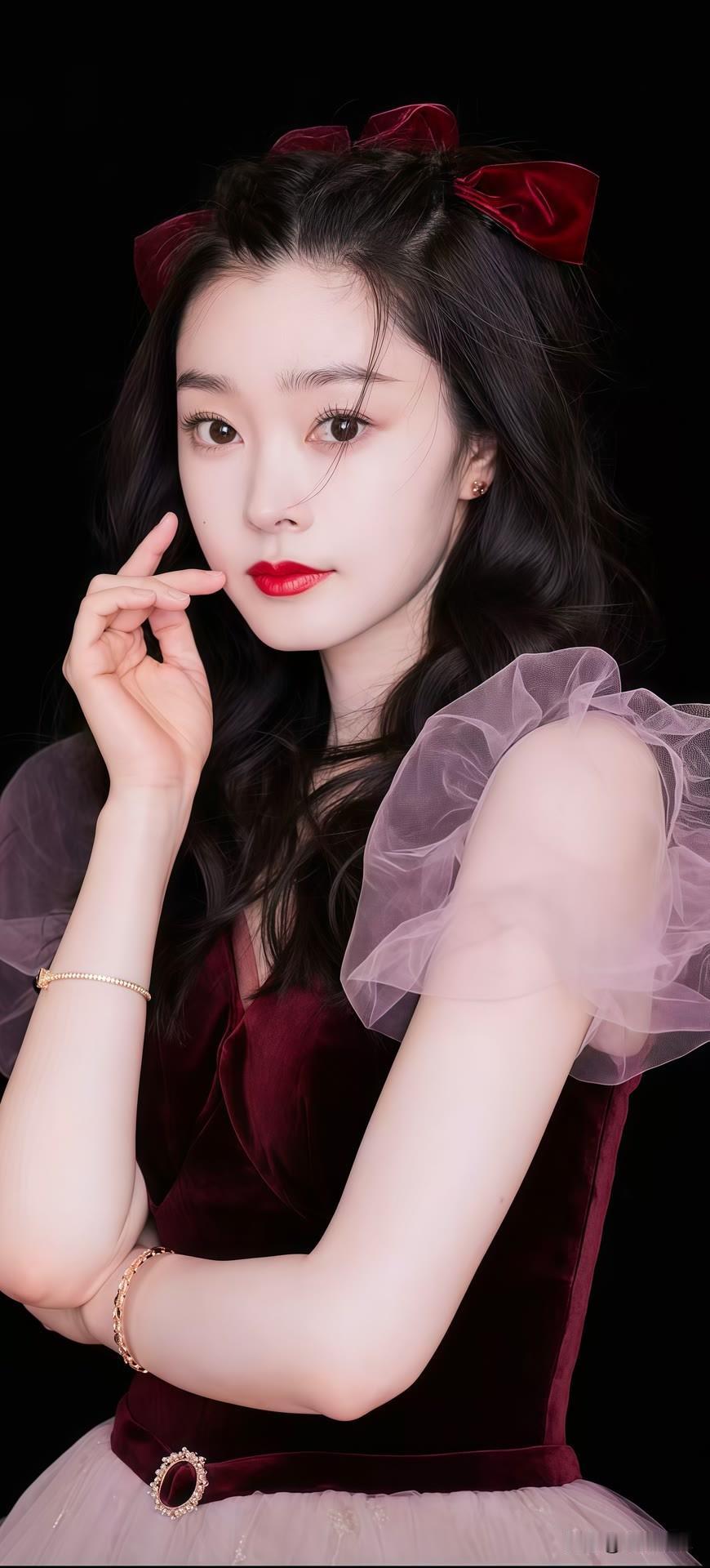 宋轶，1989年10月31日出生于湖北省荆门市东宝区，毕业于中央戏剧学院表演系，