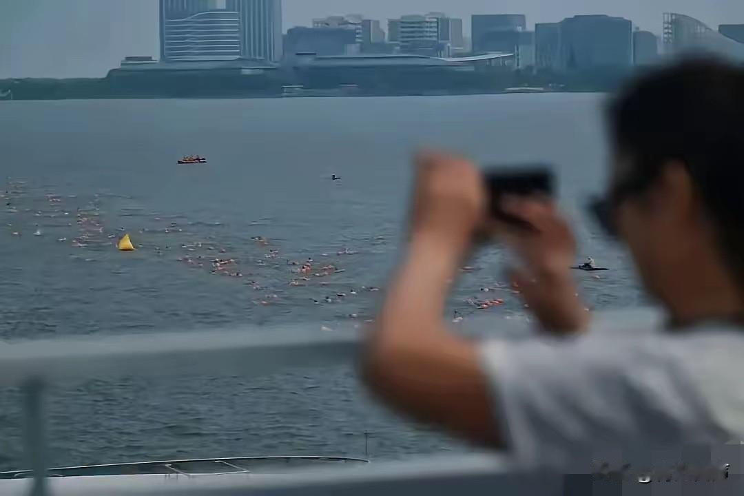 “必须严惩！”上海，一位哺乳期妈妈正在参加泳渡赛，拼尽全力爬上岸，腿还在抖，泳衣