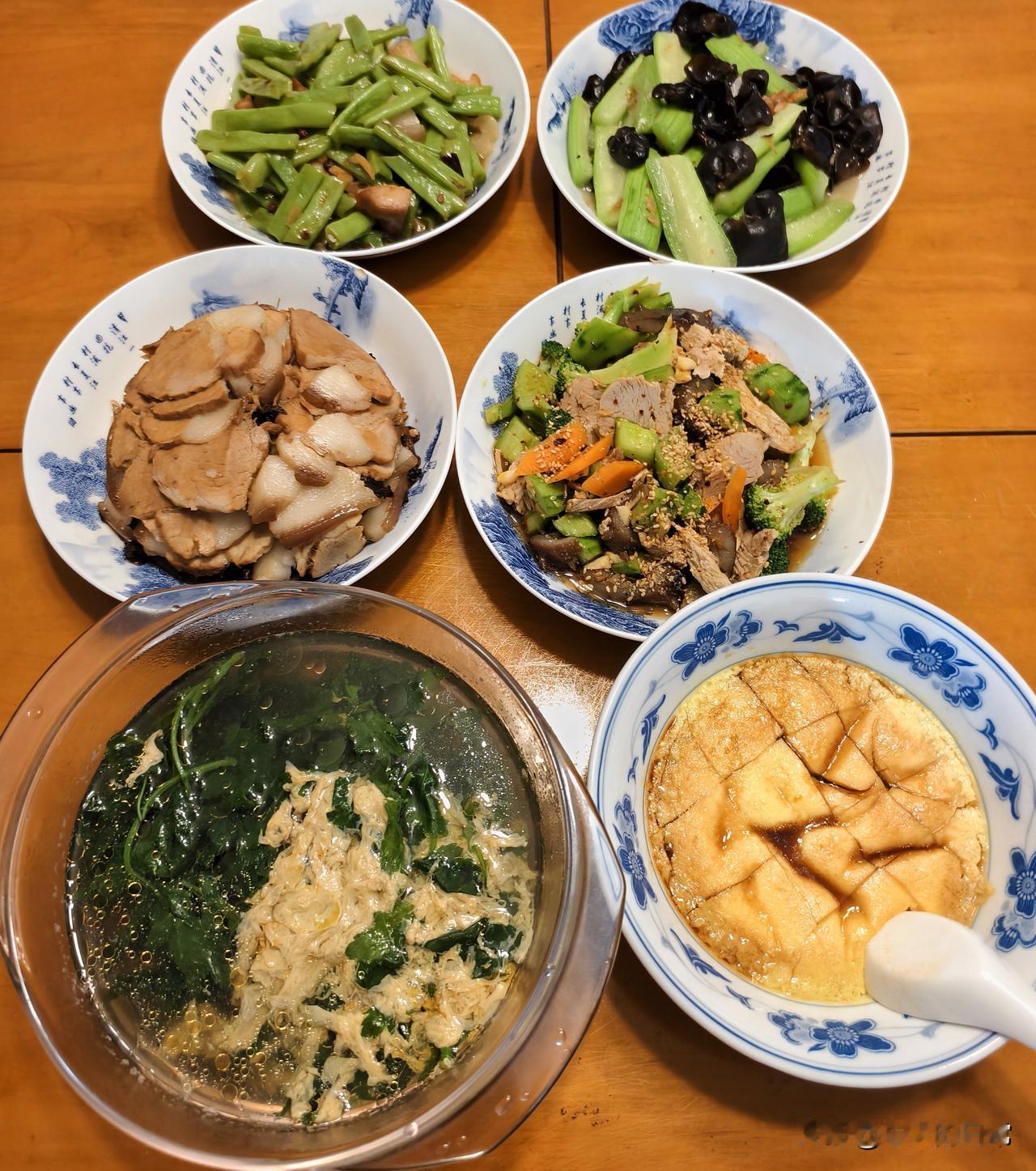 南京天气热了，做馒头的面也发的快了。我们俩临出门前，用白面配荞麦面放点酵母粉
