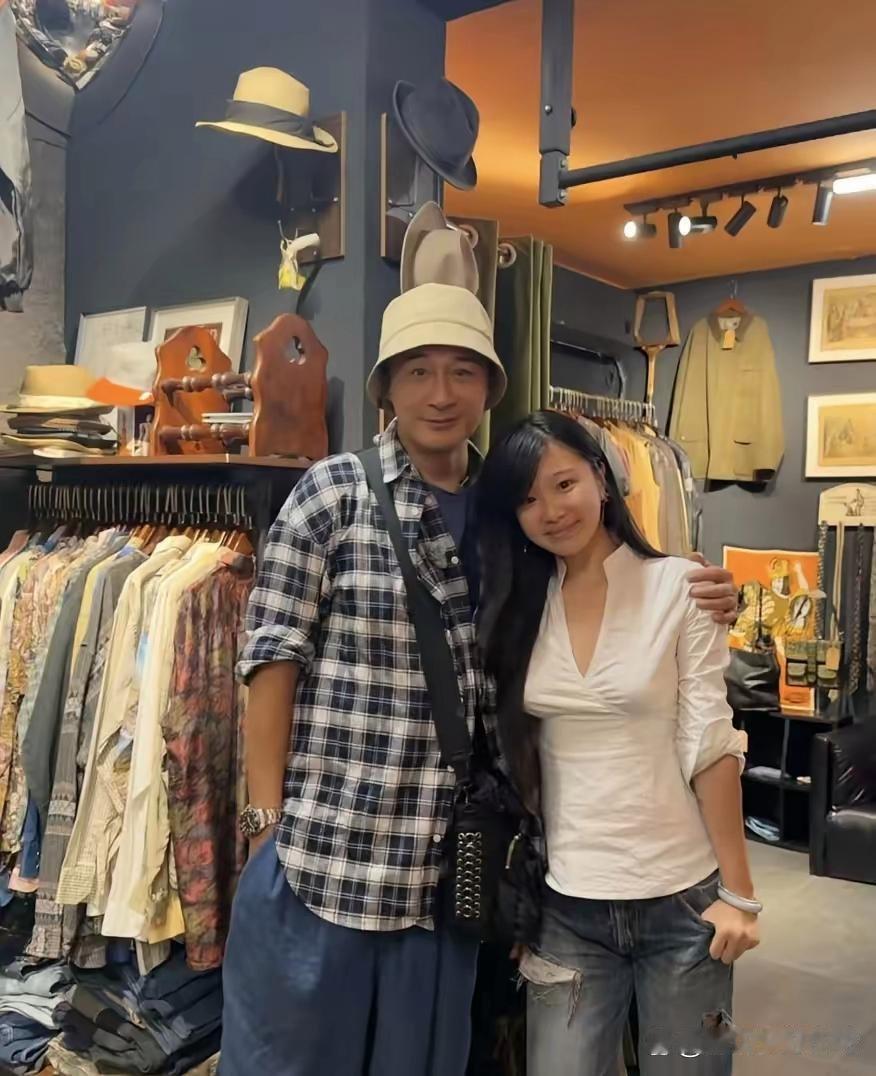 65岁吴镇宇现身四川成都旅游，人有点瘦，也有点黑，但穿衣打扮时尚，看着状态很不错！​