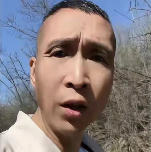 56岁的韩兆回石家庄井陉老家，没有豪车开道像个寻常的干瘪老头最近，56岁的演员