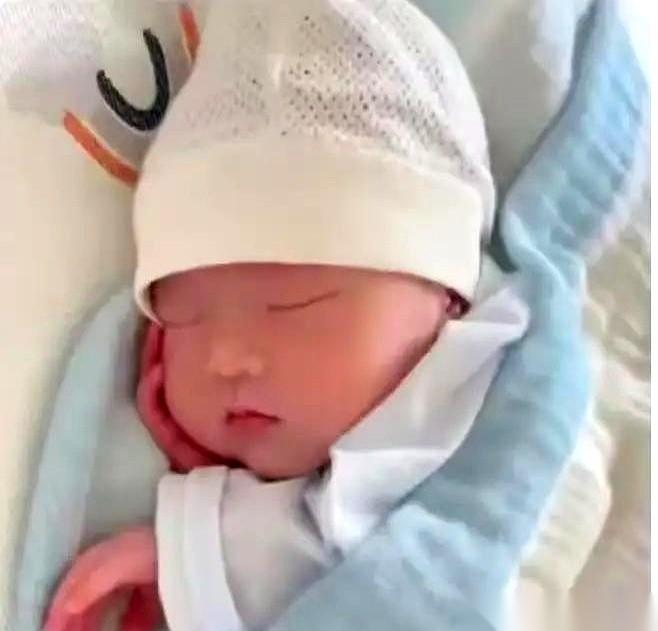 产房的无影灯下，护士刚把新生儿清理干净，主治医生的眉头就拧成了一个死结。这根本