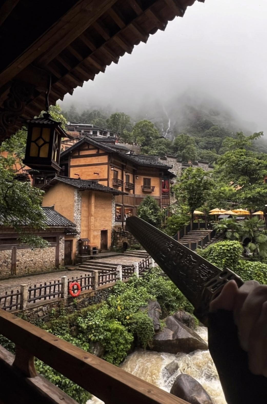 曾幻想仗剑天涯，隐于深山古镇。今日撑伞踏雨走进望仙谷，湍急溪流绕着吊脚木屋，云雾