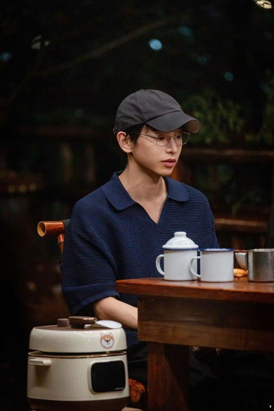 彭昱畅到底在燃什么他把一句随口的话当成了郑重的承诺，直接用行动证明了自己。从决