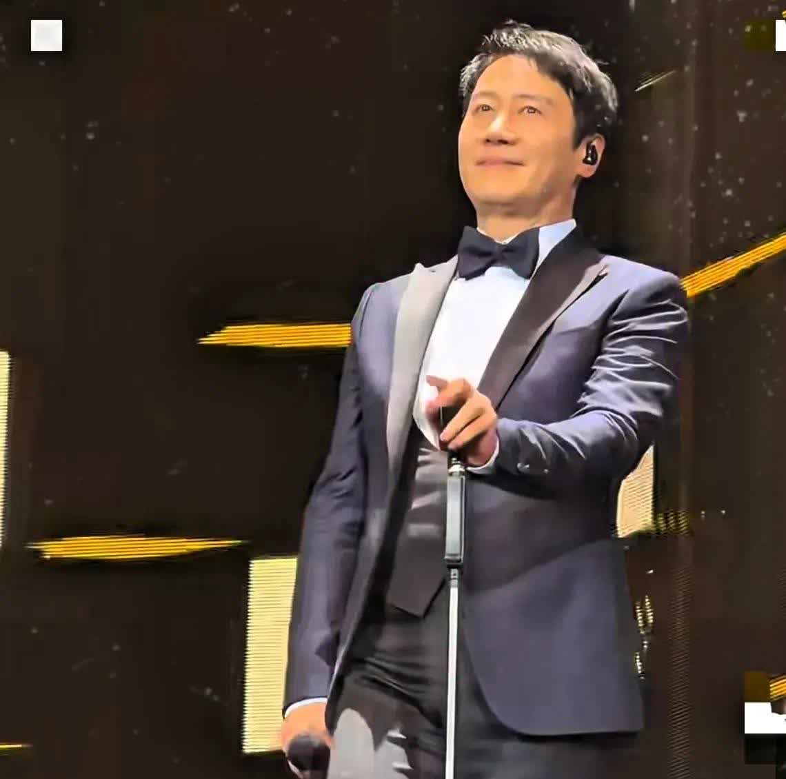 我在澳门的朋友给我打电话说，她去看了天大天王黎明的演唱会演唱会结
