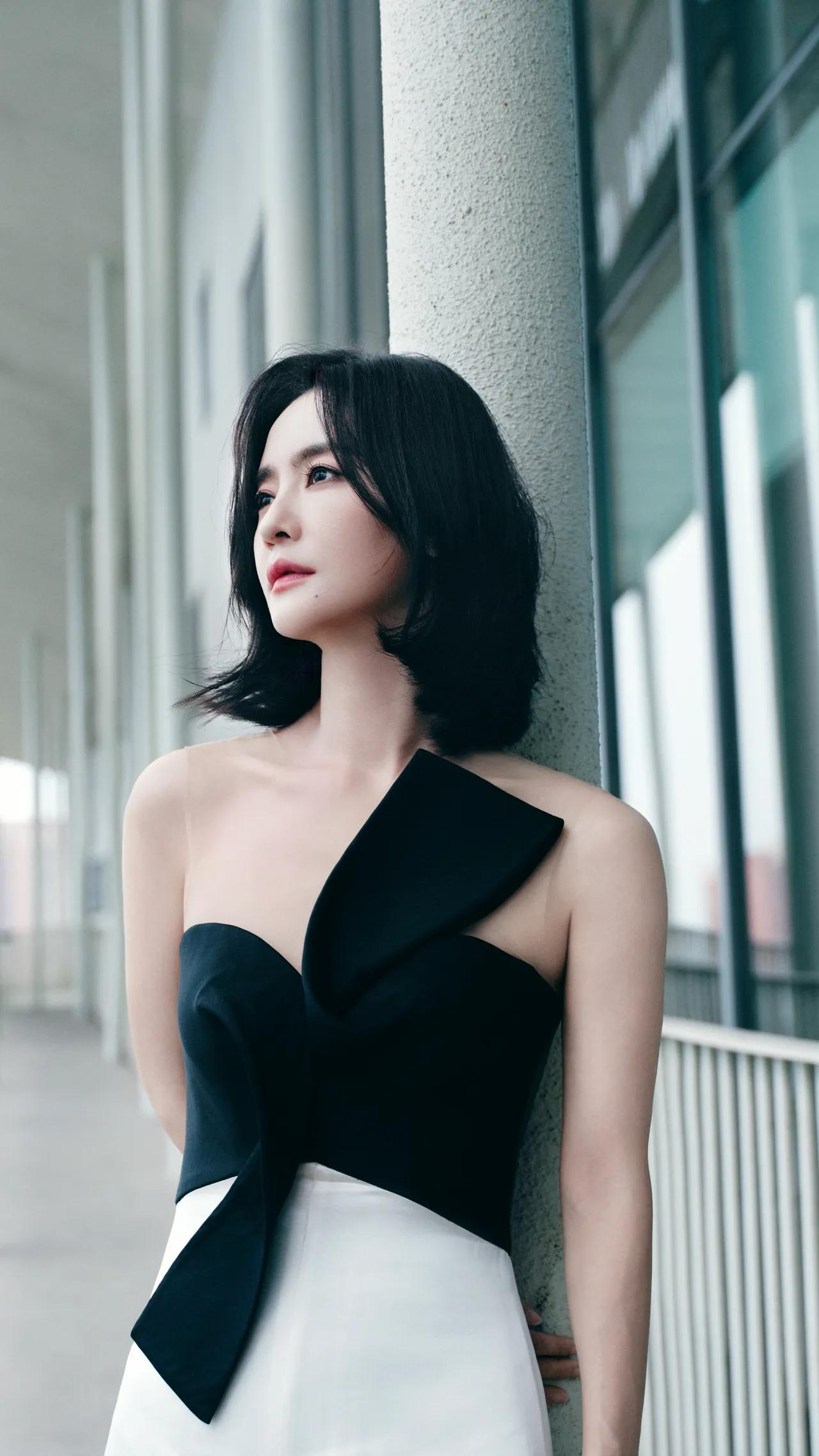 美女壁纸～黑白裙摆藏锋芒，短发如墨衬优雅，笑眼弯弯，是飒爽也是温柔