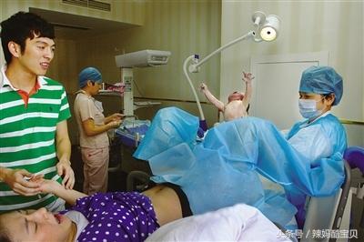 陪妻子生孩子3小时, 呜嗷一嗓子, 孩儿他爸“看破红尘”了