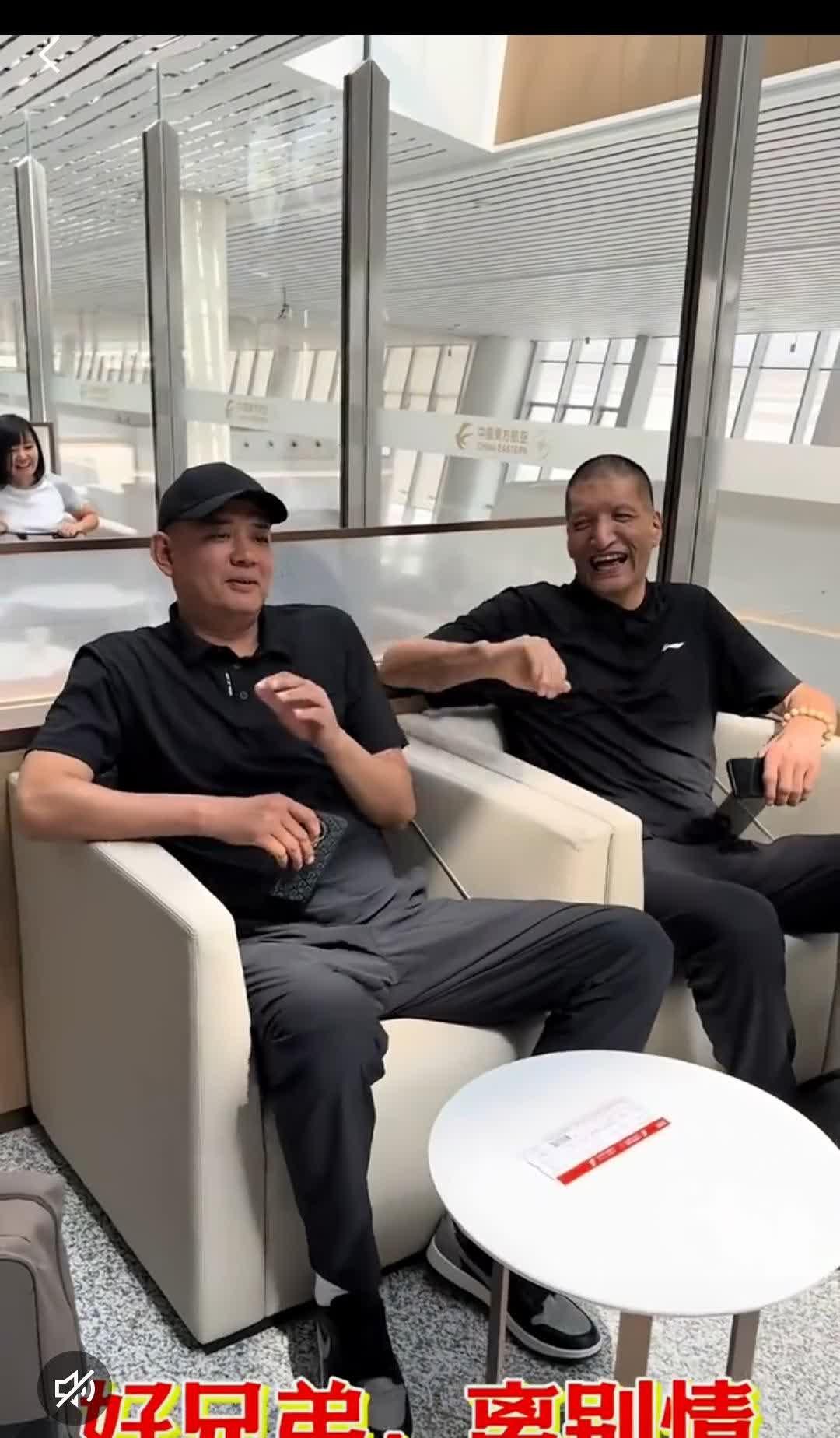 巴特尔和巩晓彬关系太好了，相聚又说又笑这两人关系太好了，常常聚在一起，两