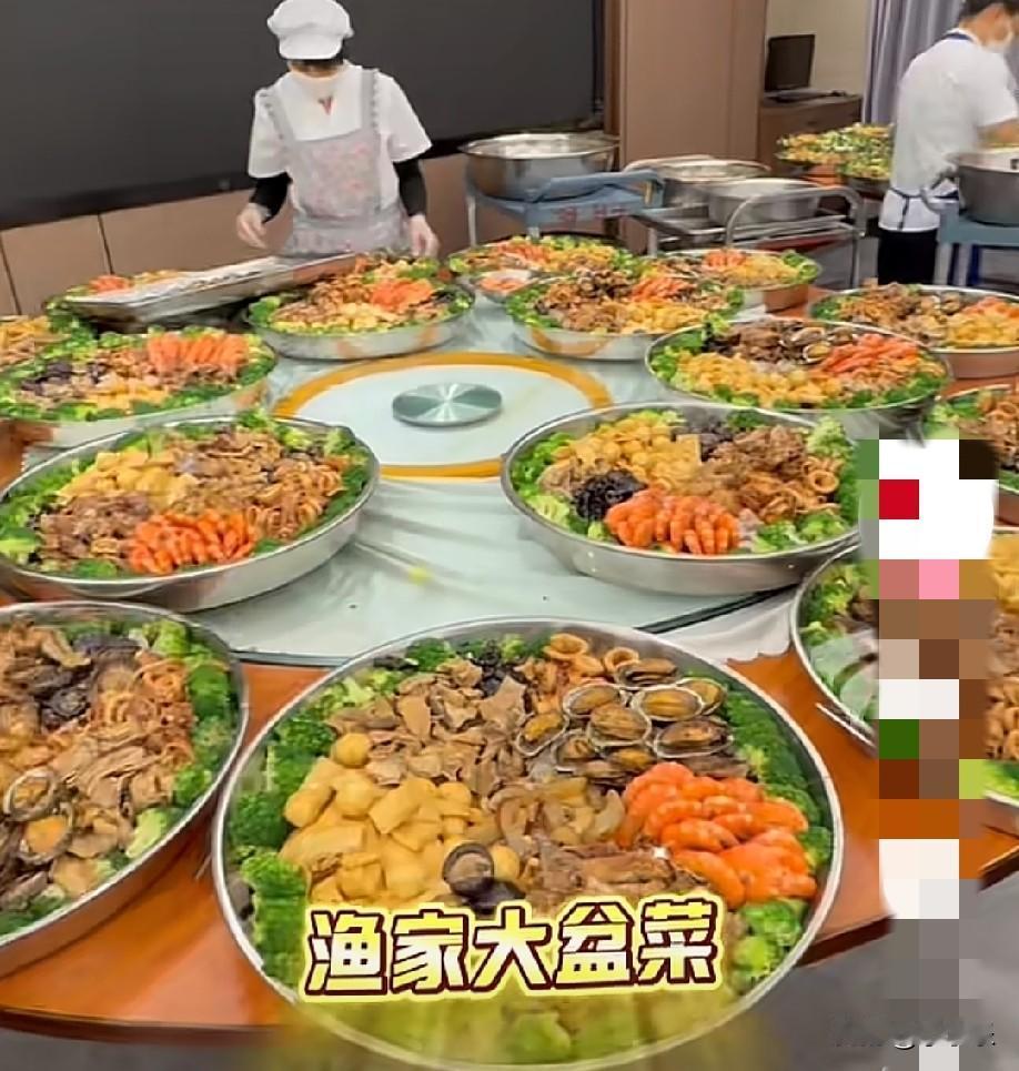 8月15日，广东阳江万人渔江大宴开席！有鲍鱼、海参、海虾等十几种口味，渔家大宴绵